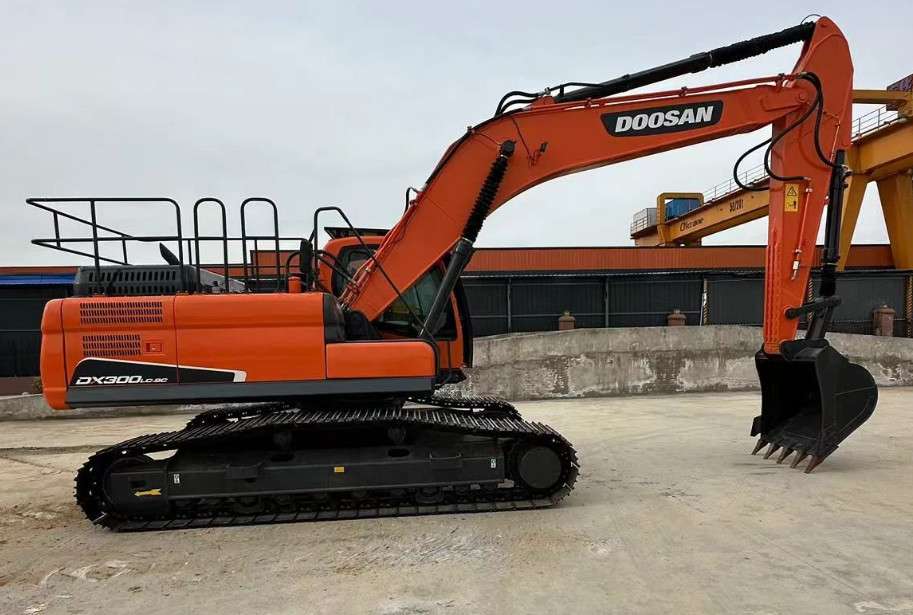 Doosan DX300 Used Excavator 30Ton Heavy Equipment Machine Digger