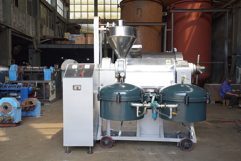 150-200 Kg/H Screw Oil Press Machine Short Preheating Time 1450kg Weight
