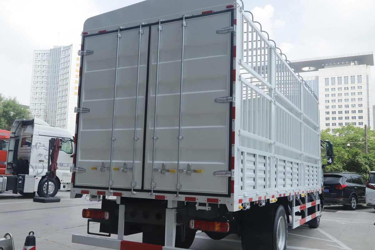 Airbag Shock-Absorbing Seat AMT Automated Manual 270HP 4*2 6.8m Sinotruk Sitrak Fence Truck