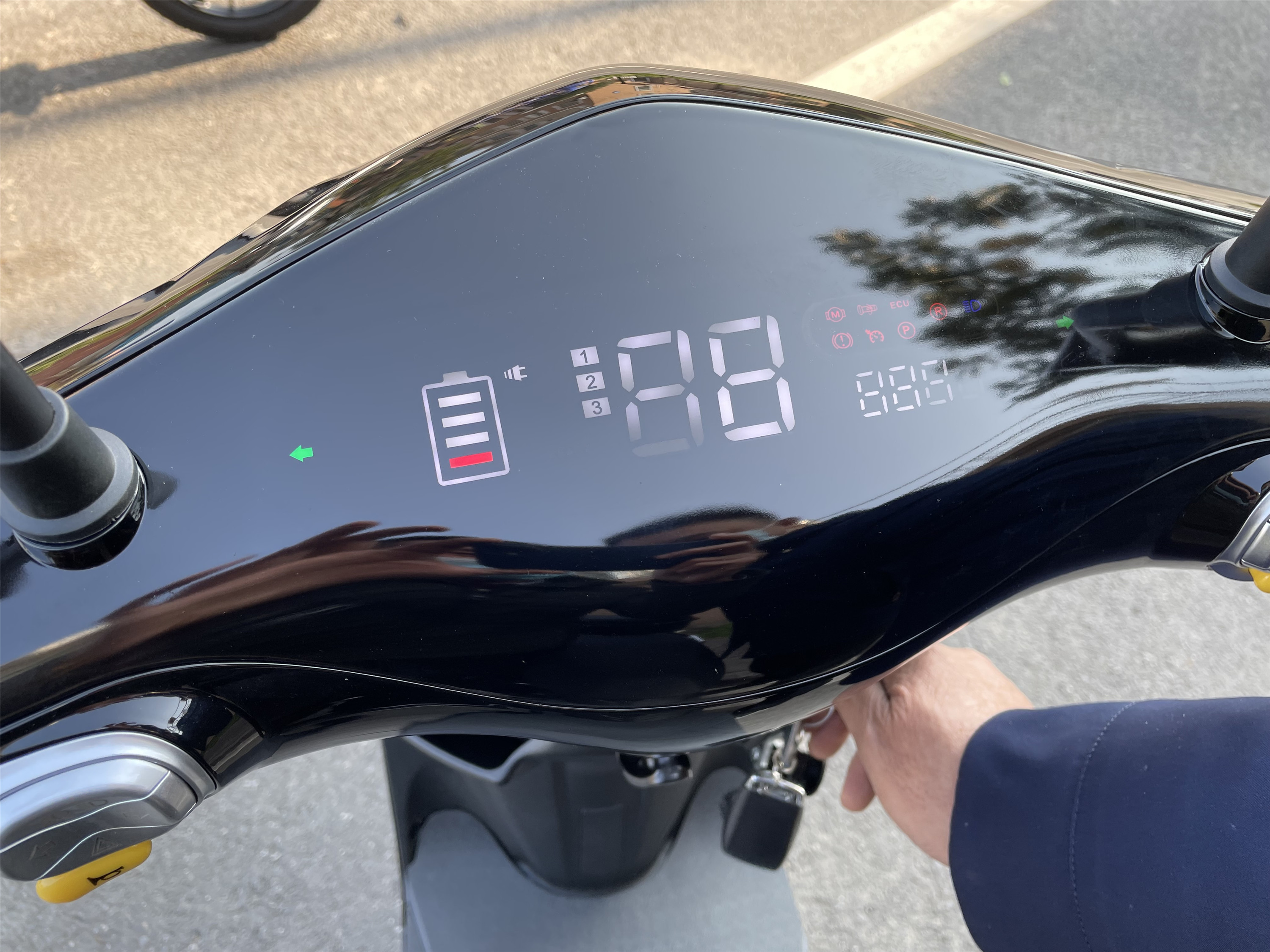 Switzerland Hot Selling 48V 500W Electric Pedal Mopeds Big Wheel 18 Inch Pedal Assist Electric Scooter With Lithium Battery