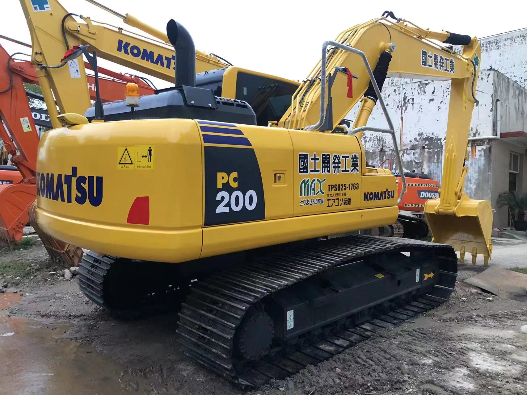 Used Kumatsu Crawler Excavator with 0.8m3 Bucket Capacity in Good Condition from Japan