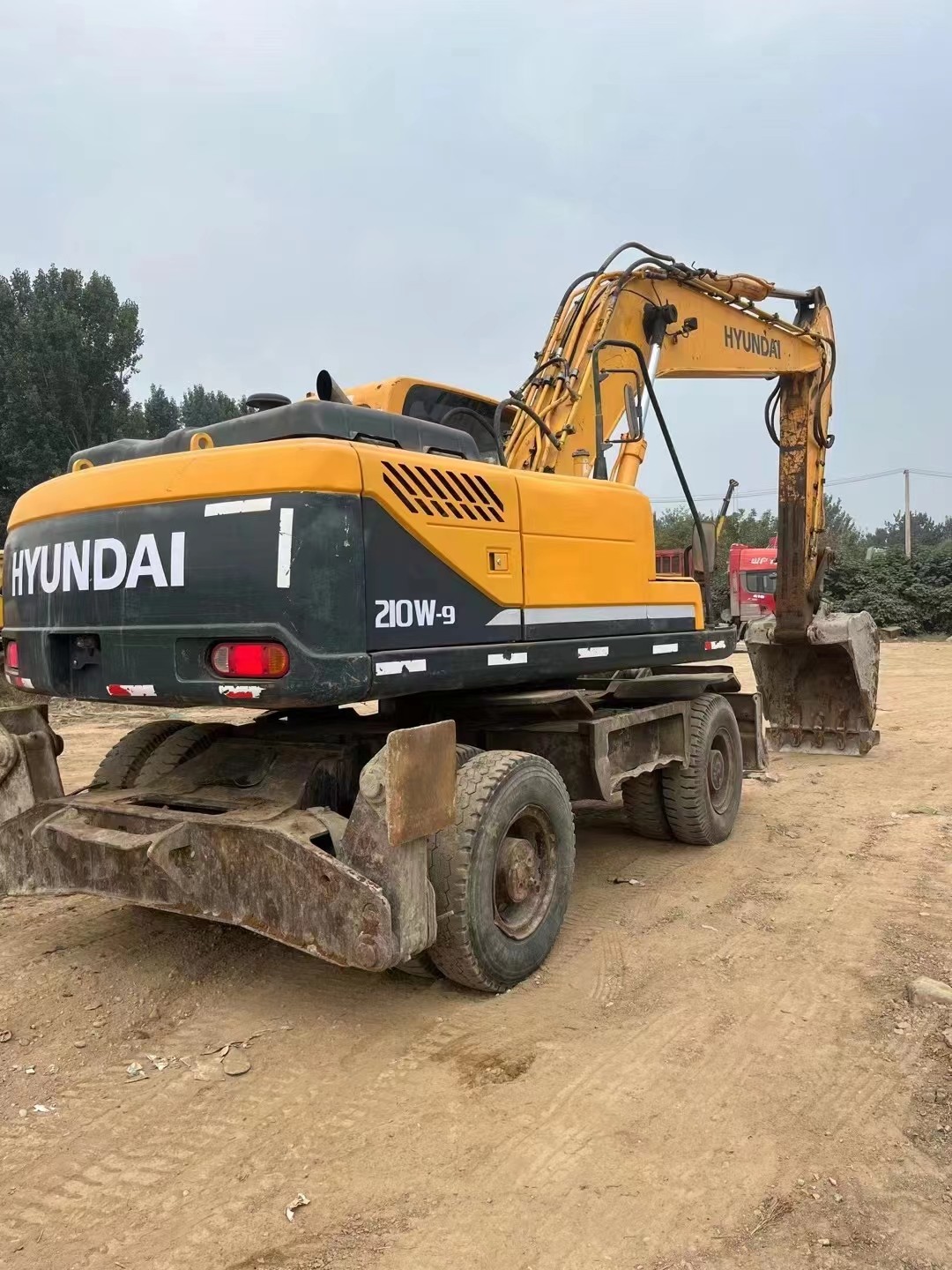 22 Ton Hyundai R210w-9 Wheeled Excavator Equipped With Cummins B7 Engine