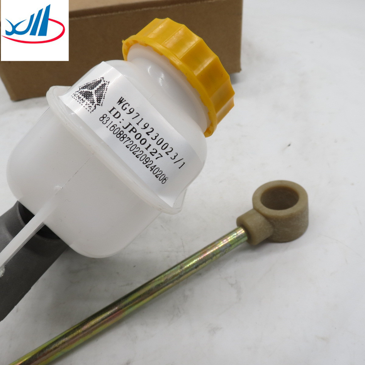 Sinotruck HOWO truck spare parts clutch master cylinder with oil tank WG9719230023