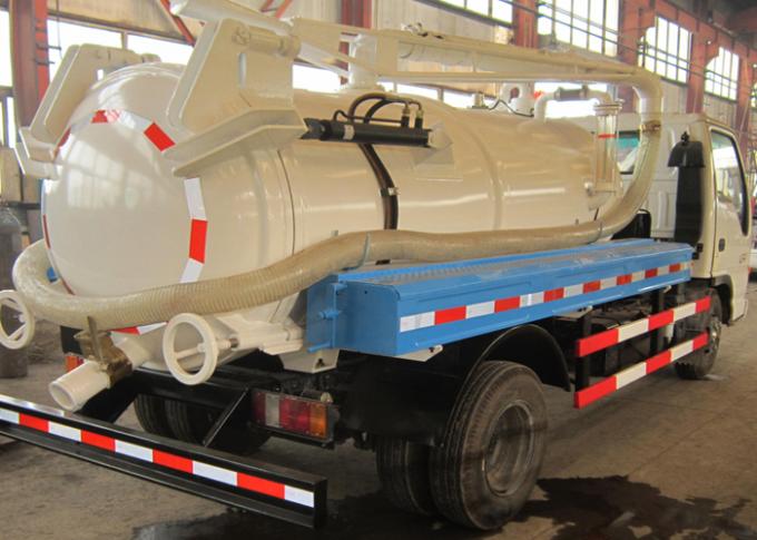 SINOTRUK HOWO Sewage Suction Truck for Sanitation Enterprise 5-6CBM LHD 4X2 Euro2