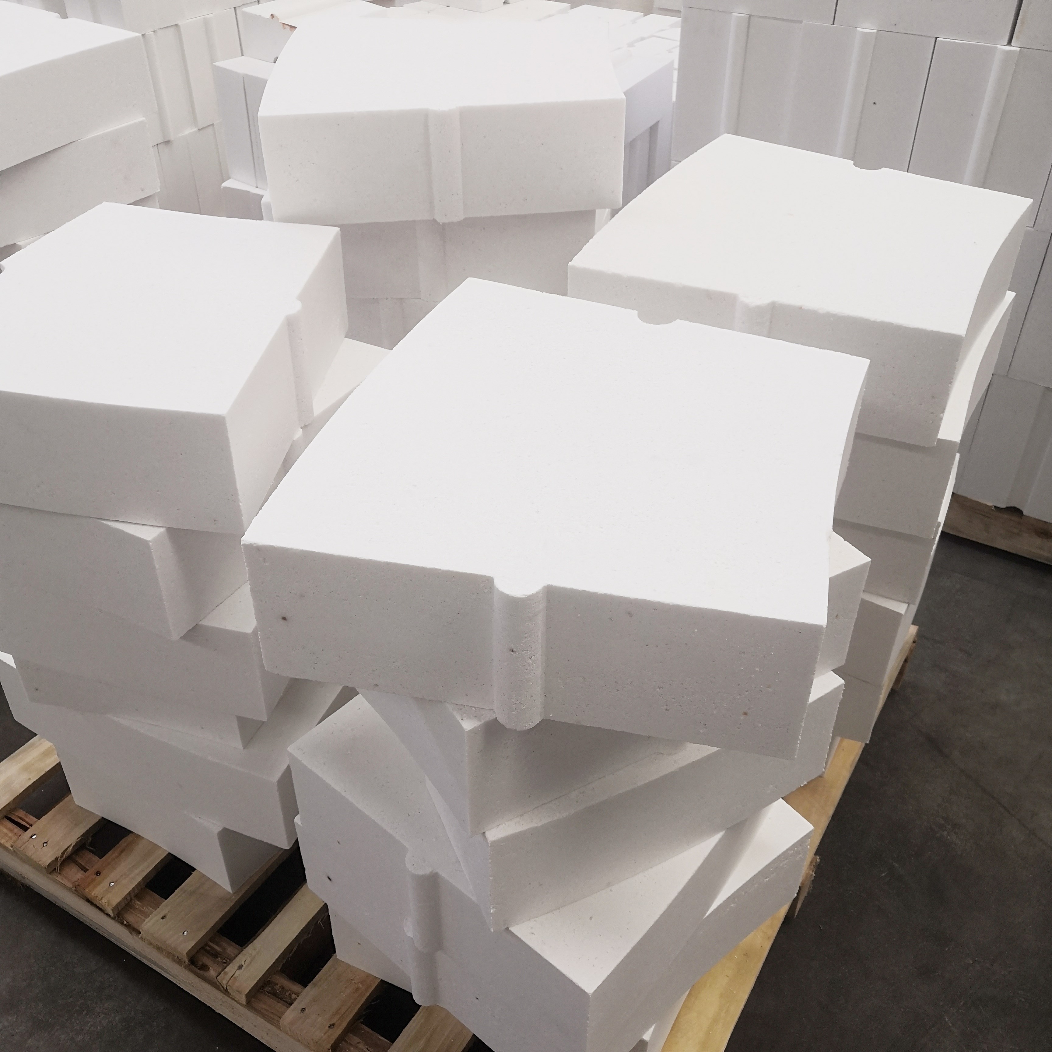 Low CrO Content Corundum Mullite Bricks with Good Volume Stability and High SiC Content