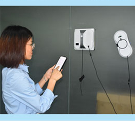 Smart Home Appliances Spray Water Window Cleaner Robot with 50ml Water Tank Capacity