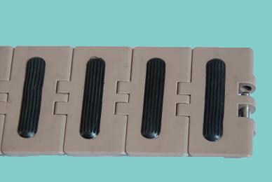 LF820 plastic table top chains with moulded rubber insert inclinded conveyor top