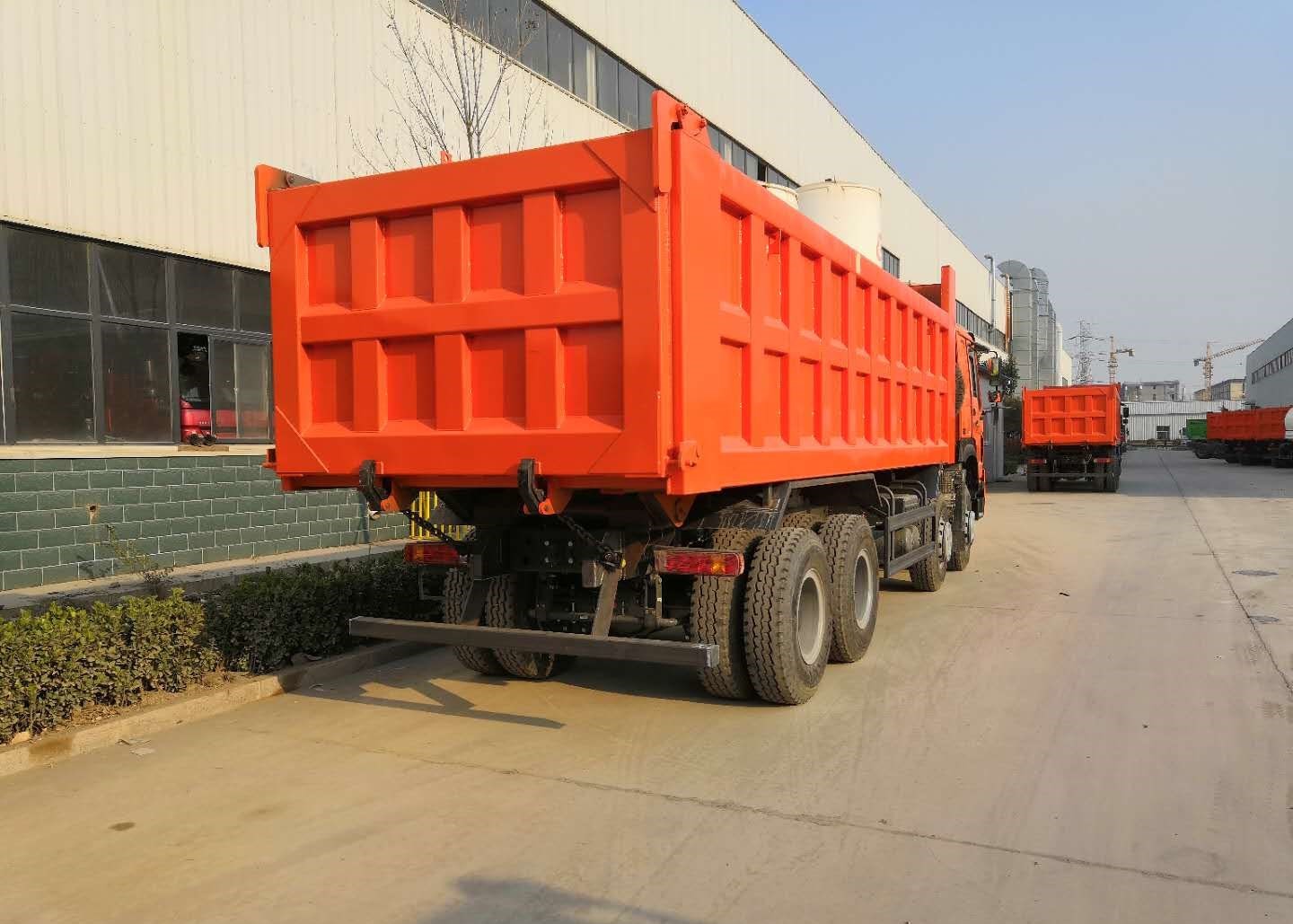 SINOTRUK Heavy Duty Dump Truck , 8x4 Tipper Trucks Simple And Easy Operation