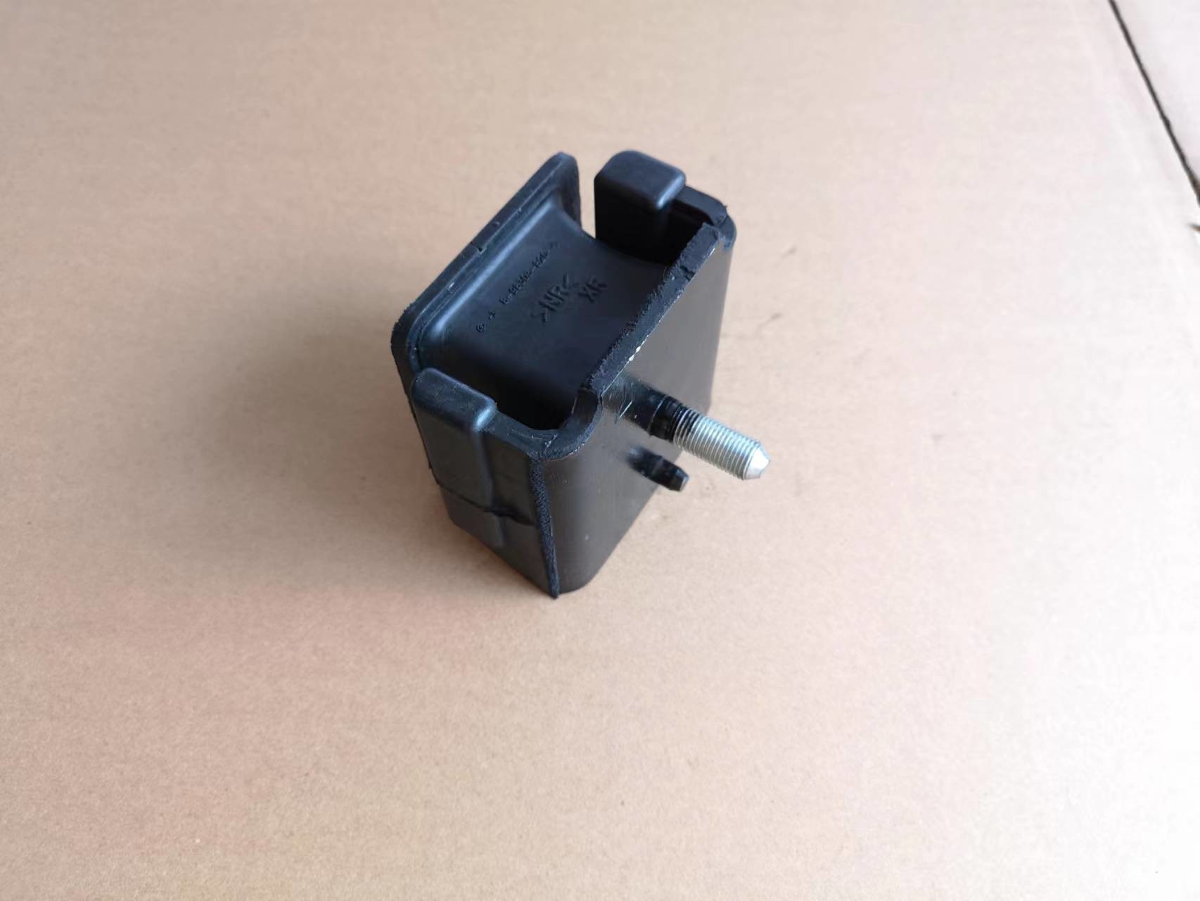 4JJ1 Engine Mounting Rubber Cushion 8983038200 Right Side Engine Foot Isuzu NLR NNR NMR