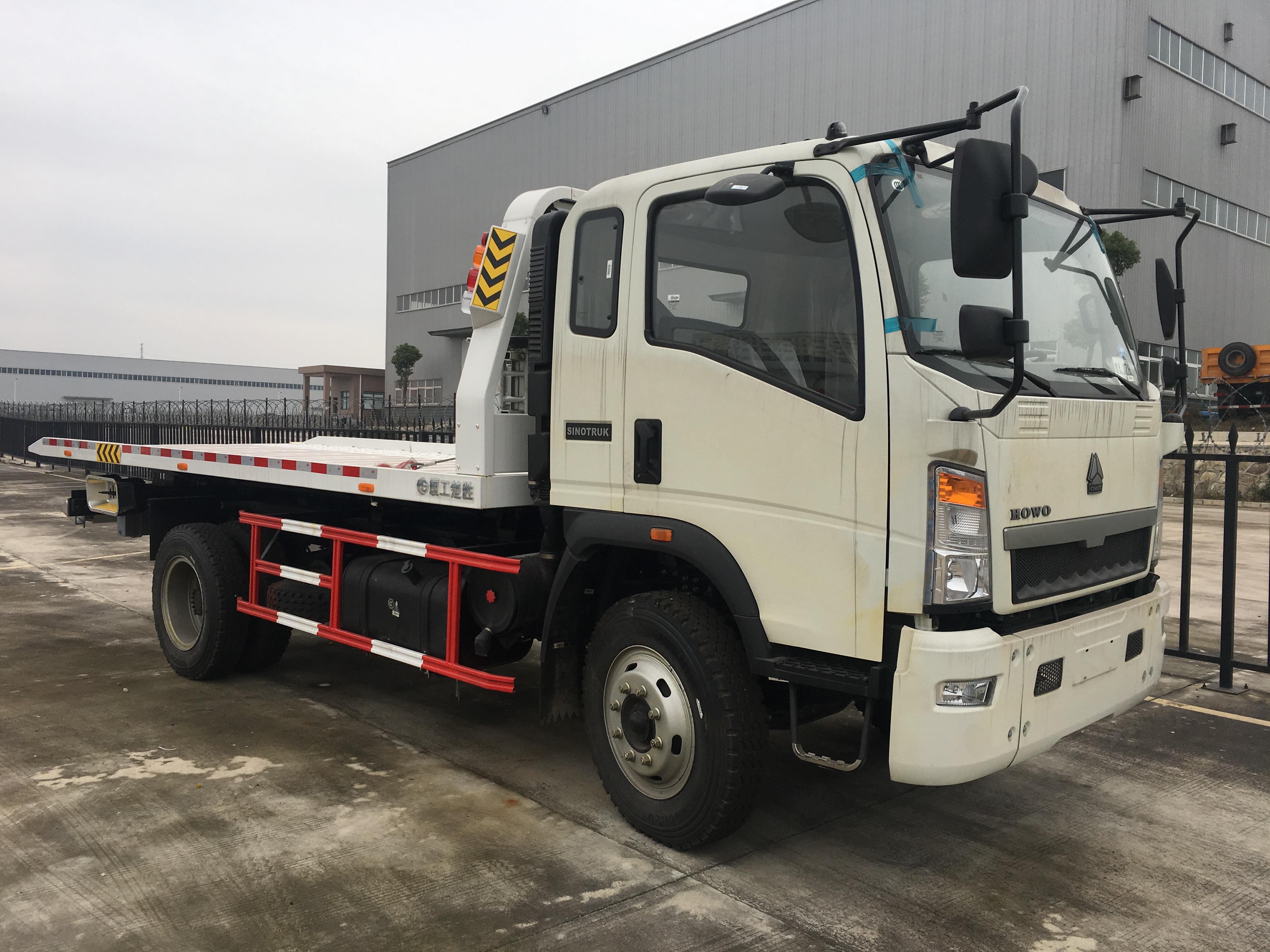 HOWO 4x2 light duty 12 tons flatbed lorry truck for sale