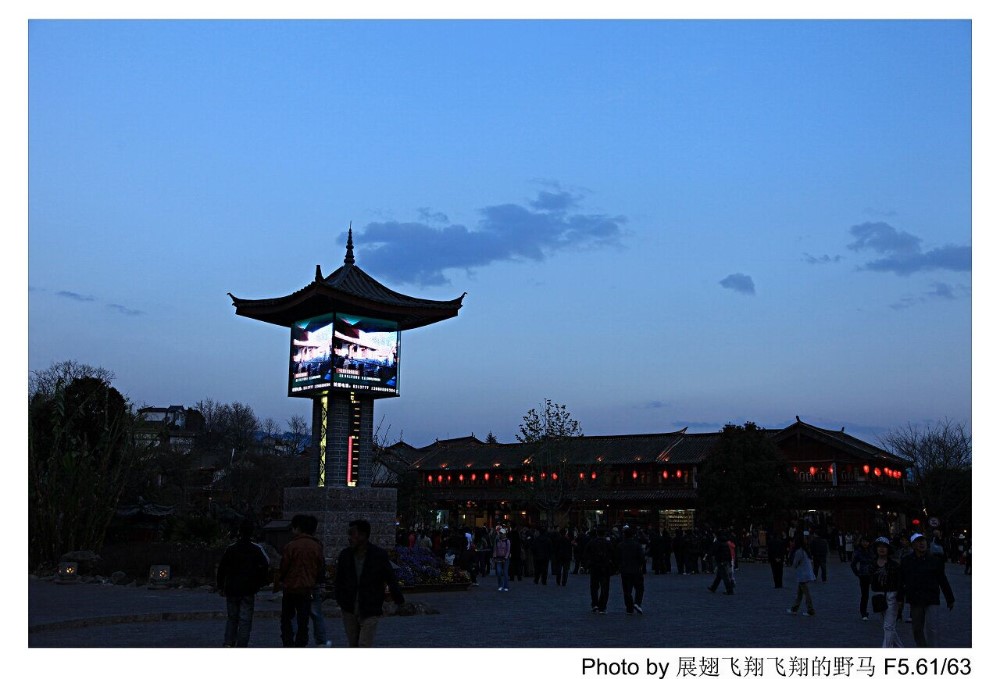Acrylic Frame Curved LED Display P4.81 P3.91 P2.976 Electronic Panel 5000nits