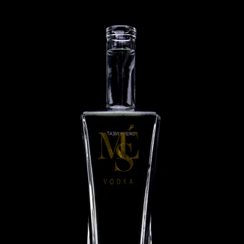 Unique 750ml Square Shoulder Super Flint Glass Bottle With Cork for Rum Vodka Whisky