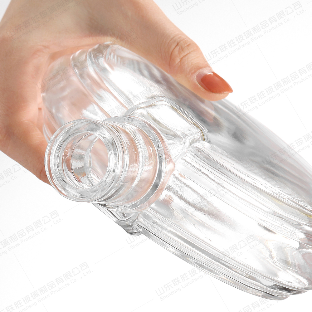 350ml 500ml 700ml Round Glass Liquor Decanter with Hot Stamping and Engraved Glass Lid