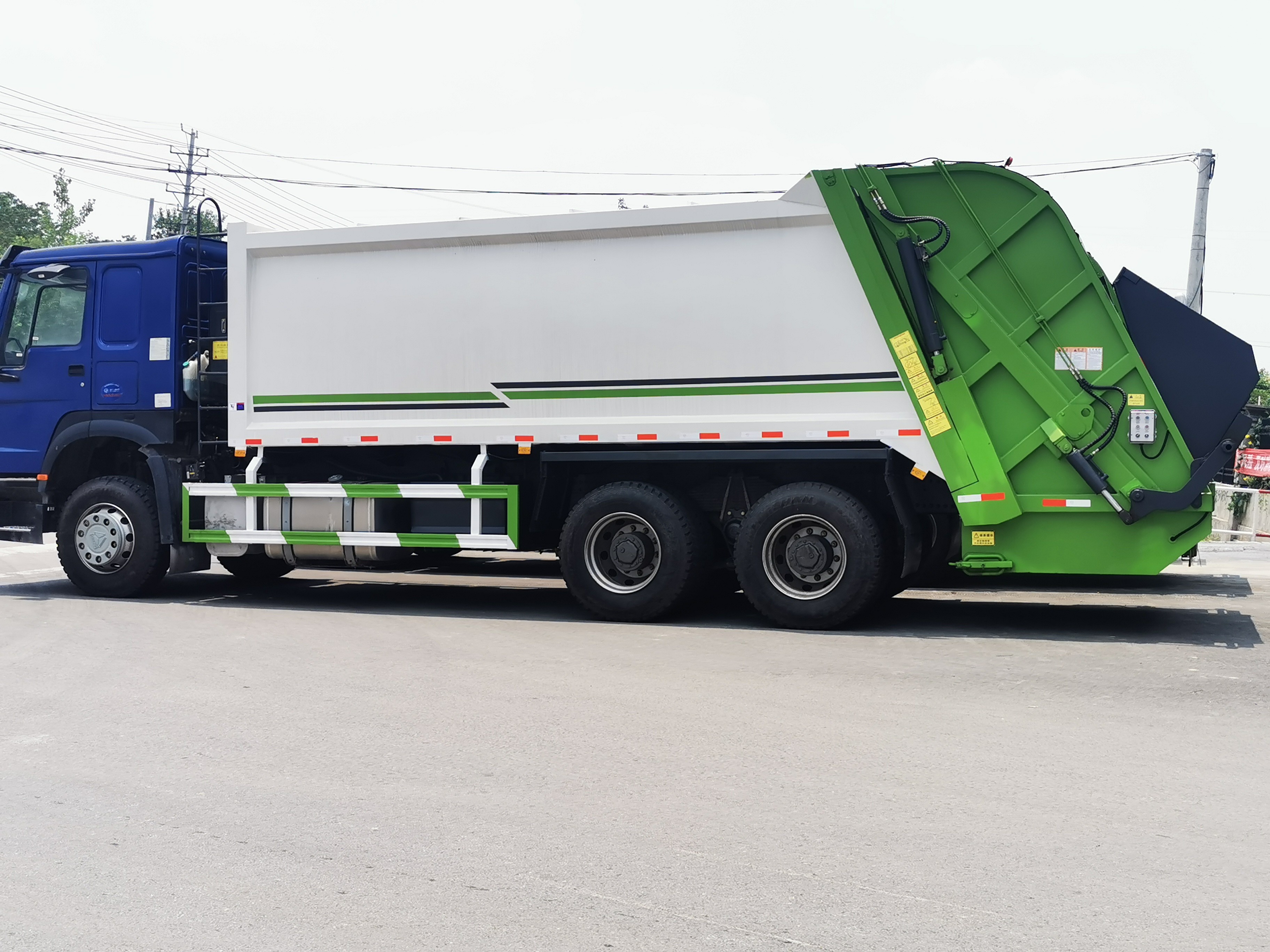 Compactor garbage truck