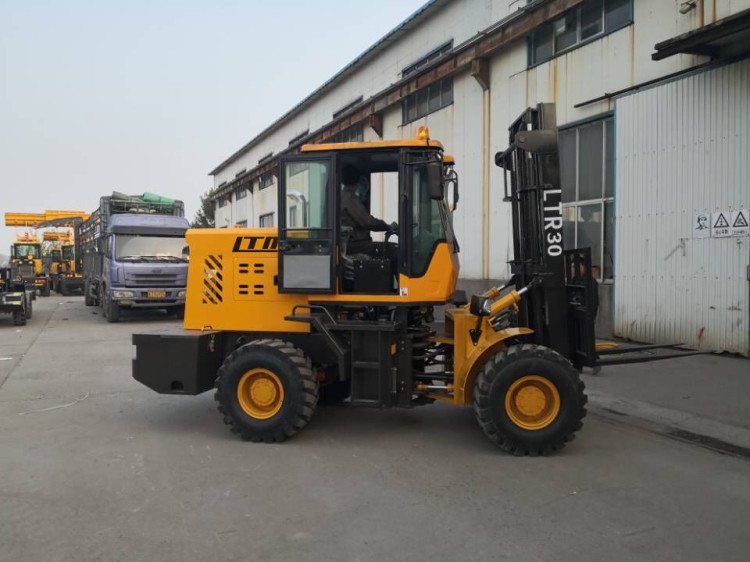 LTMG 3 TON Rough Terrain Lift Truck , Off Road Forklift With 42KW Diesel Engine