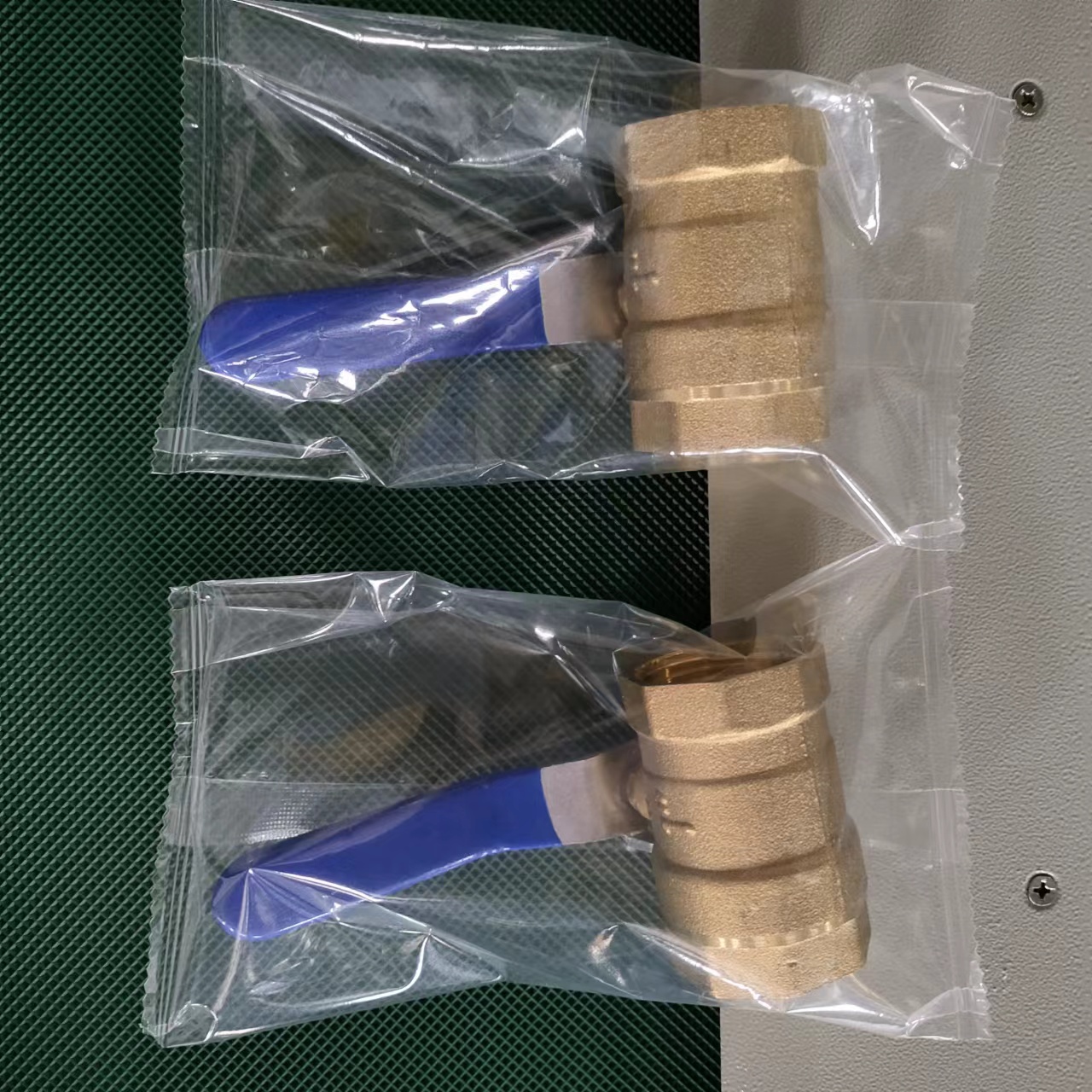 Disposable Wood Plastic Tableware Fork Knife Spoon Packing Machine Pillow Wrapping Packaging Machine For Cutlery Set