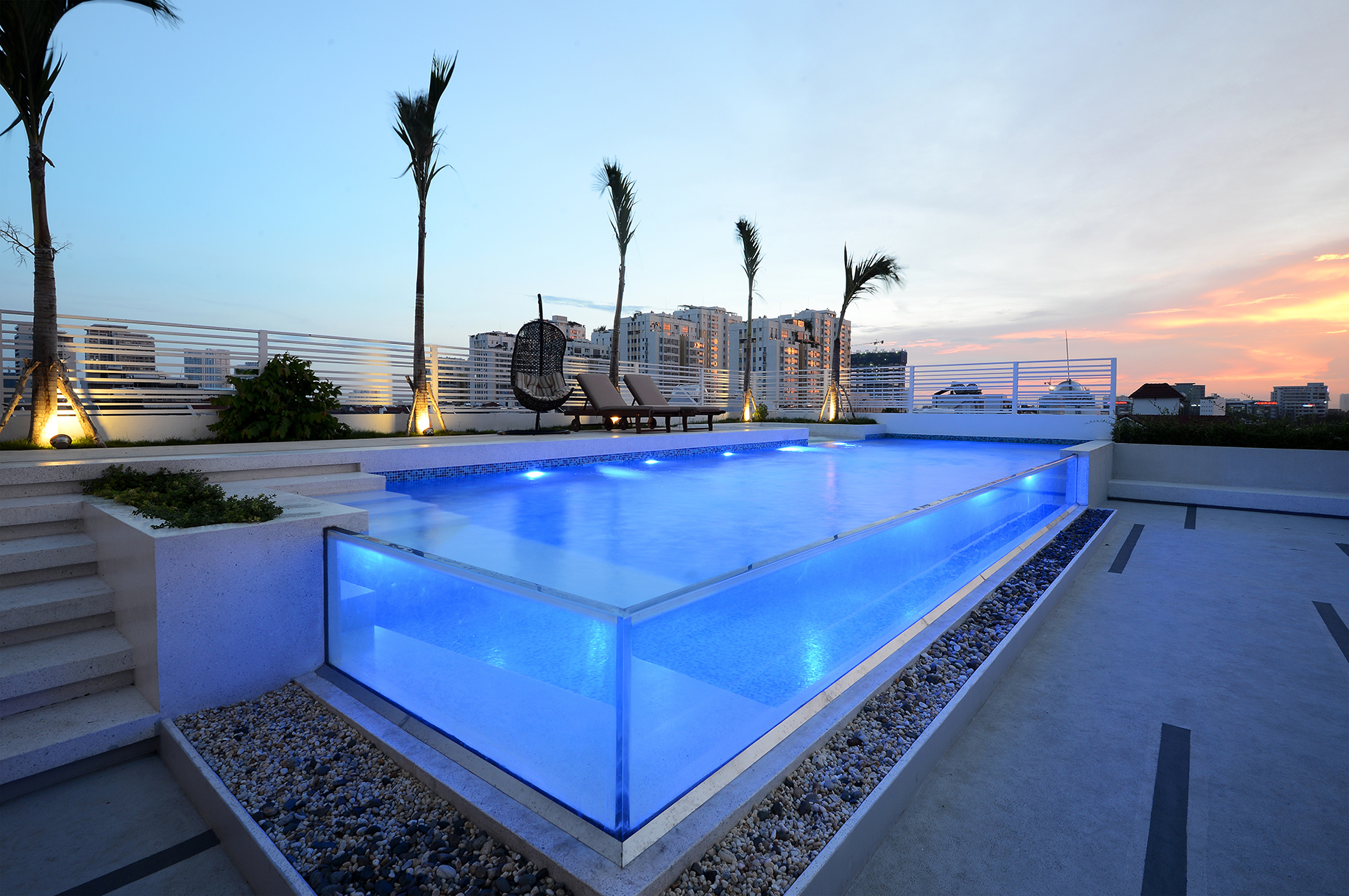 Villa Into A Paradise With Clear Acrylic Panels And Infinity Pool
