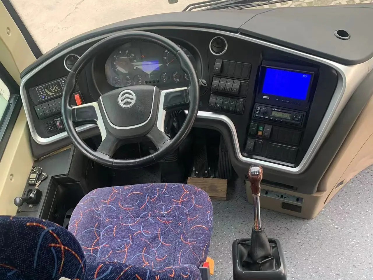 Used Coach Bus 90% New 48 Seats 2nd Hand Drive Golden Dragon XML6112 Weichai Engine 100km/ H