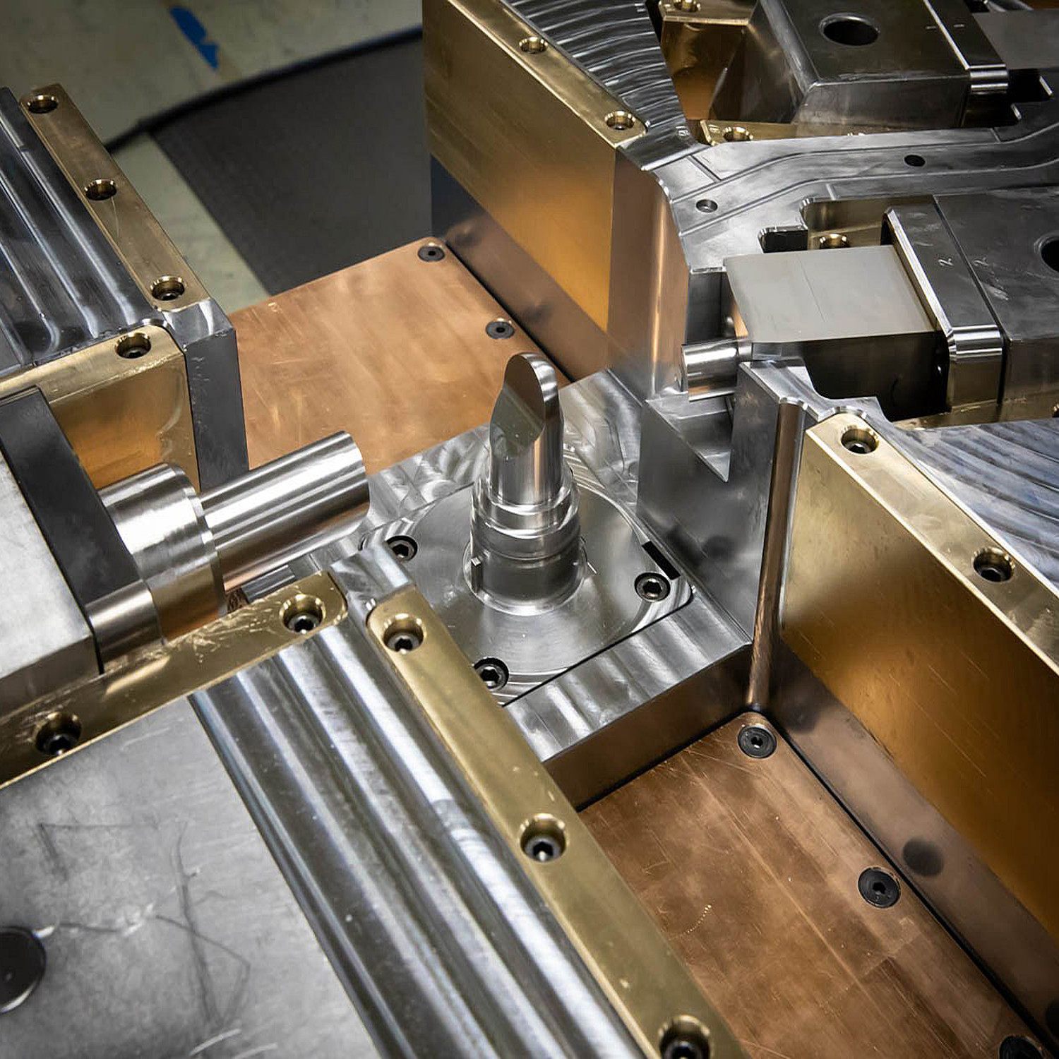 Polished Plastics Injection Mold With LKM Local Standard & PANTONE877 U