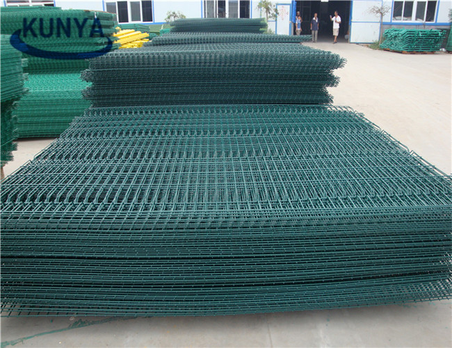 0.7MM 25kg Pvc Coated Welded Wire Fence Mesh Roll 20kg Roll Hole