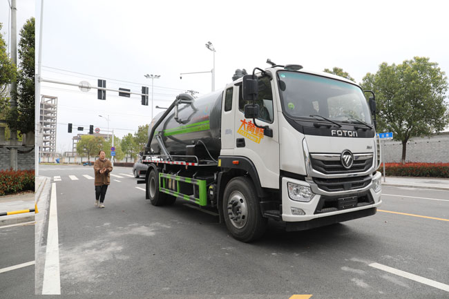 Cheapest Price FOTON 8000 Liters 12000 Litets Vacuum Truck Sewage Suction With Large Flowrate Pump