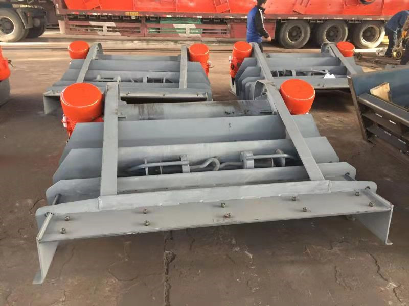 1.1kw Linear Vibrating Screen For Ore Flotation Plant