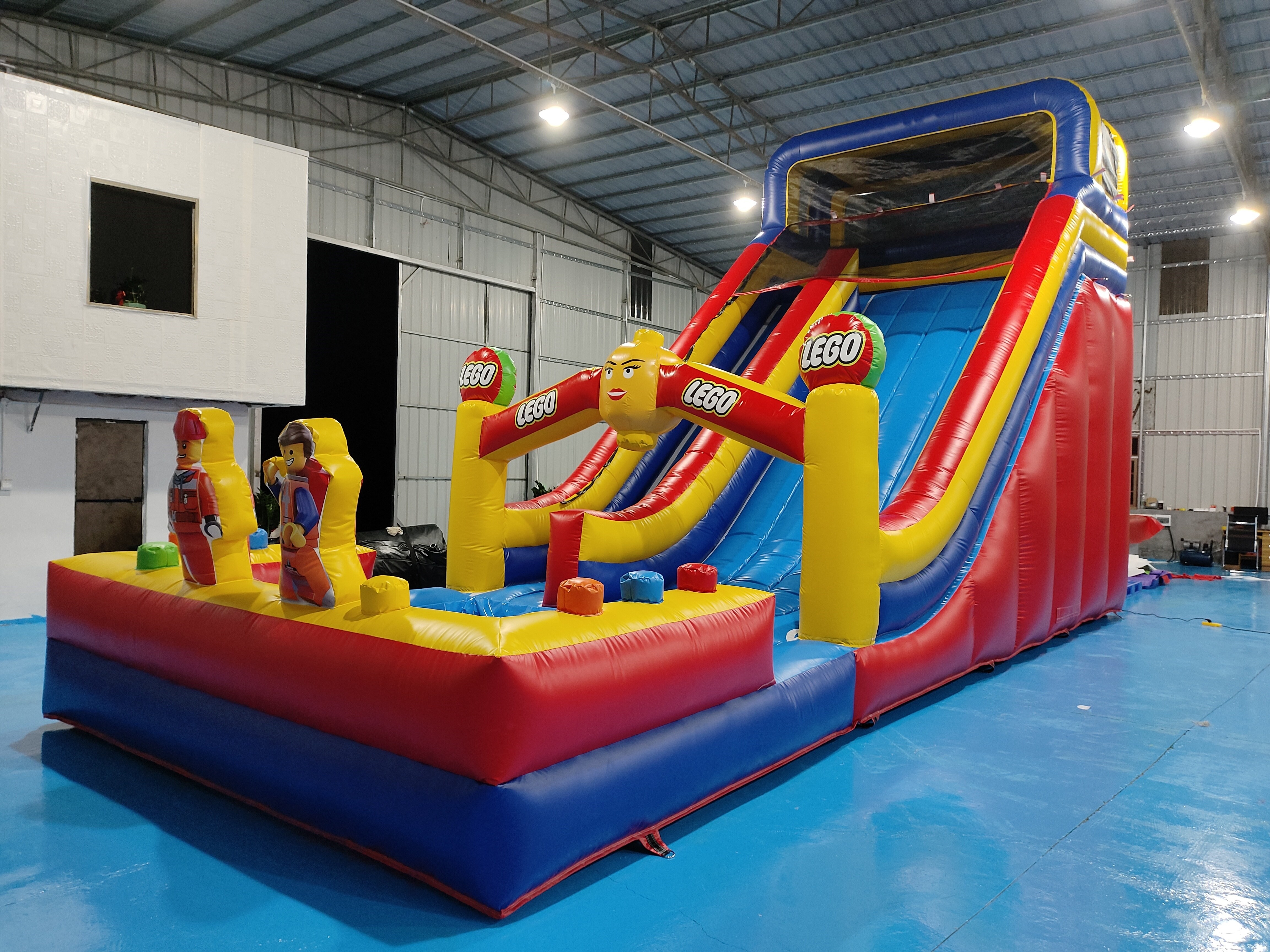 Fireproof 0.55mm PVC Tarpaulin Giant Inflatable Dry Slide Inflatable Castle LEGO Theme For Kids And Adults