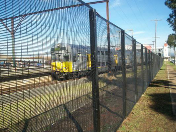 Green Black Galvanized Steel Metal Safety Perimeter Anti Climb Security Welded Mesh Fence