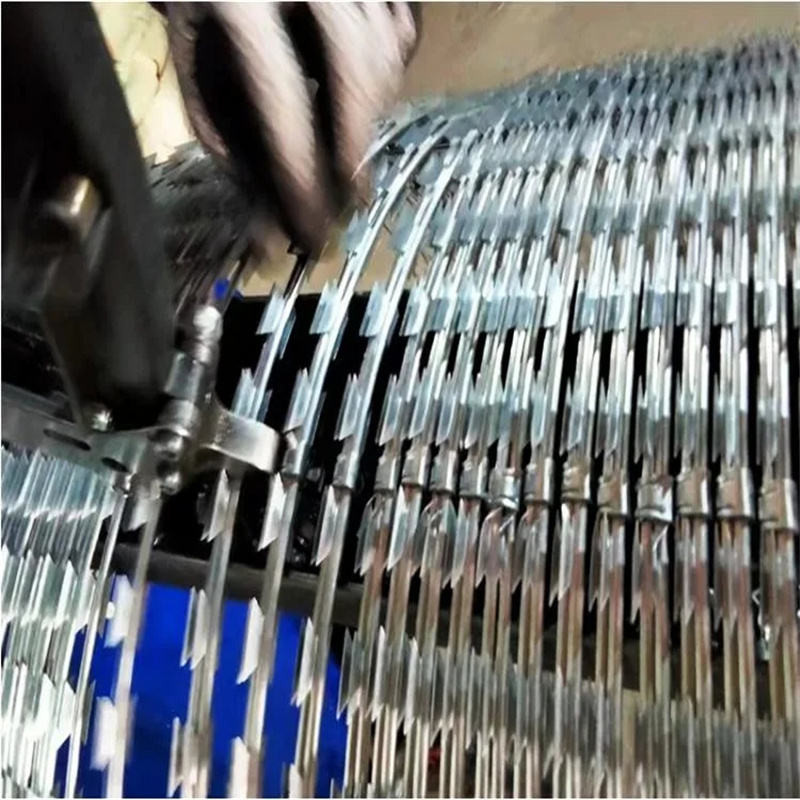 Wholesale BTO-10 Razor Barbed Wire High Tensile Rolls For Secure Enclosures Wire Fence Panel