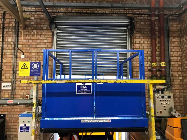 Hydraulic Container Leveler 3000KG Loading Bay Lifts For Truck Loading Or Unloading