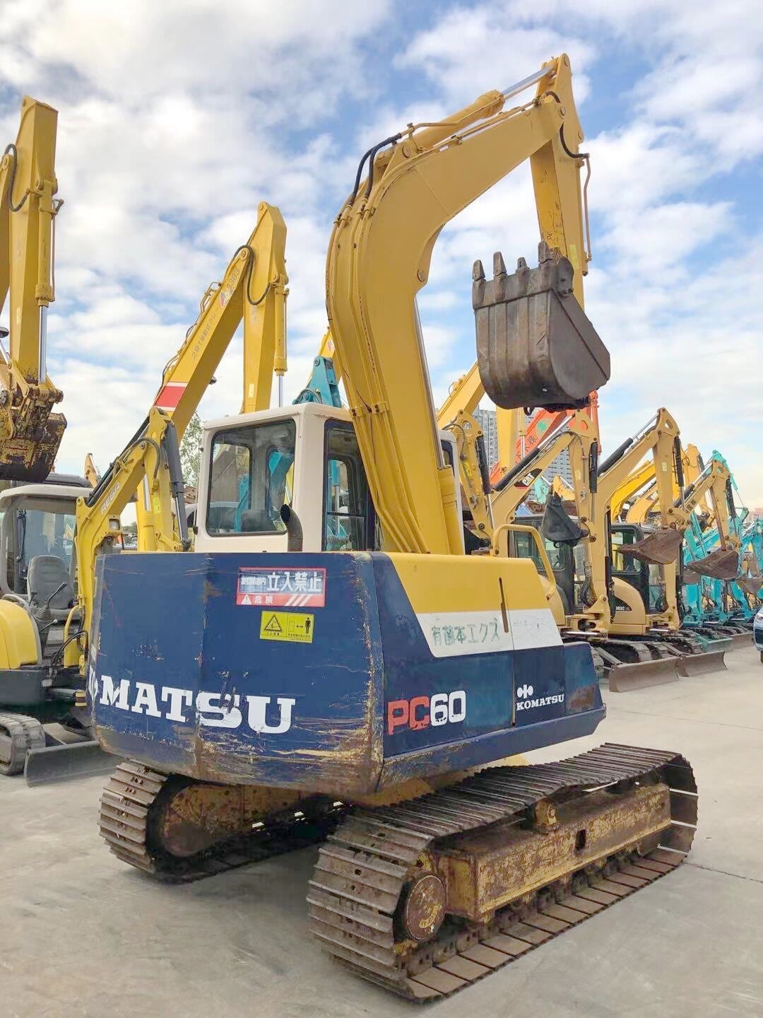Komatsu PC60 Excavator With 0.37m3 Bucket Capacity And Cummins Engine