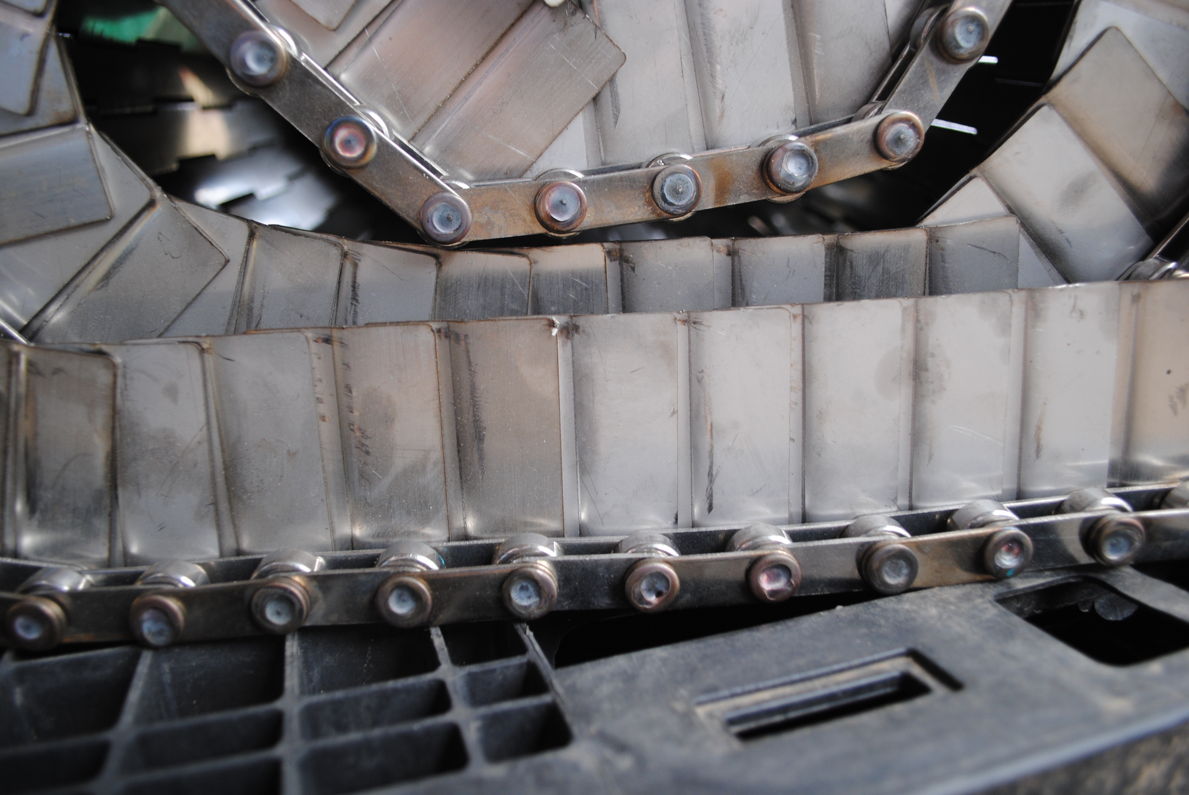 Light Grey Stainless Steel Plate Link Conveyor Belt With Baffle