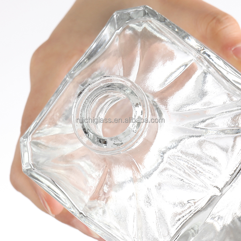 Upgrade Your Spirits Packaging with the Most Popular Style Embossed Whisky Glass Bottles