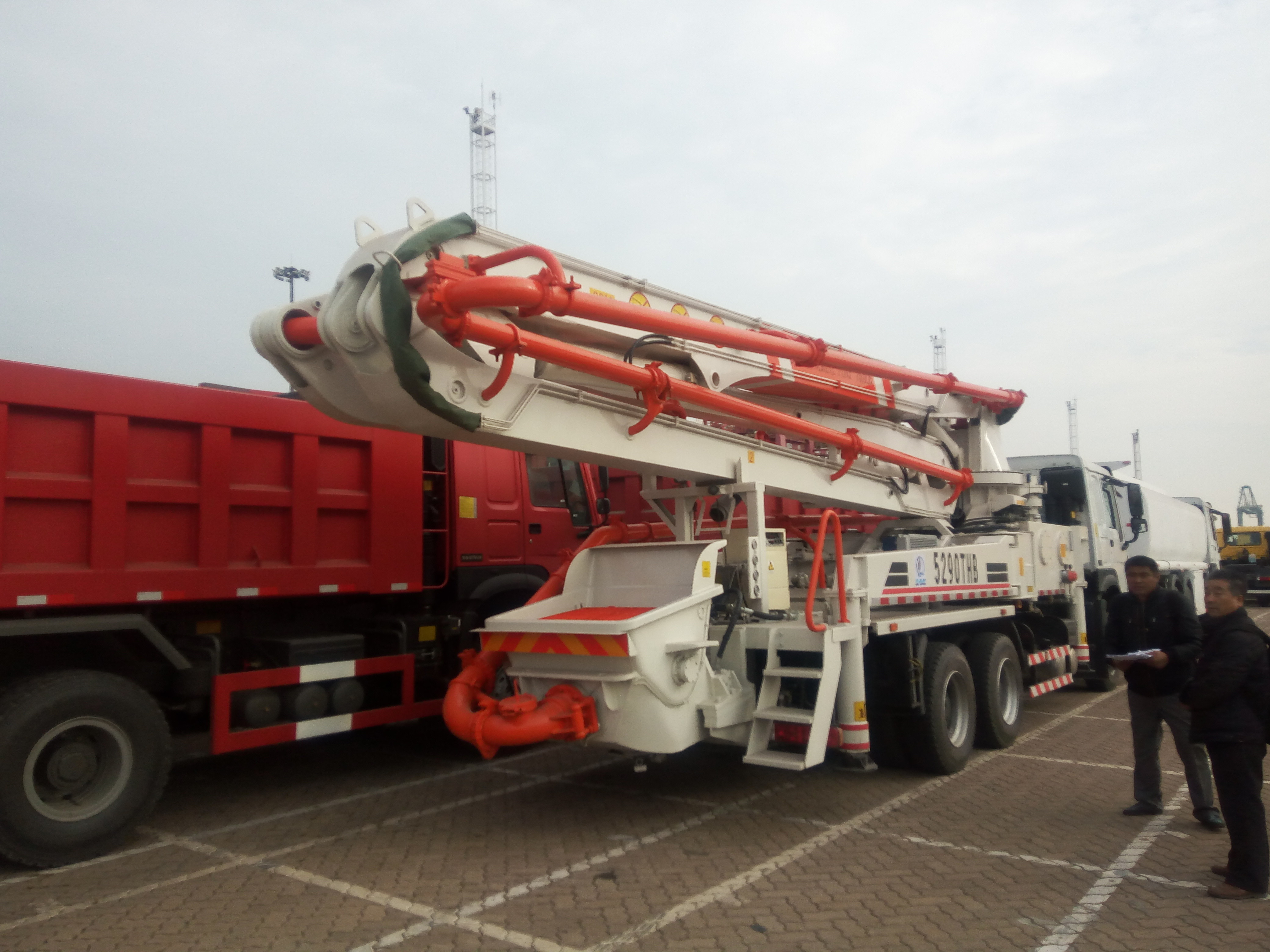White Concrete Mixing Equipment Sinotruk 6M3 Mixer Tank Truck 6x4 White Color With Italy Pto