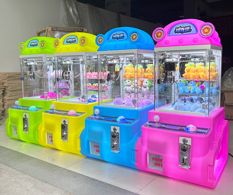 High Quality Children Game Machine Gift Claw Machine Mini Claw Machine Toy For Kids