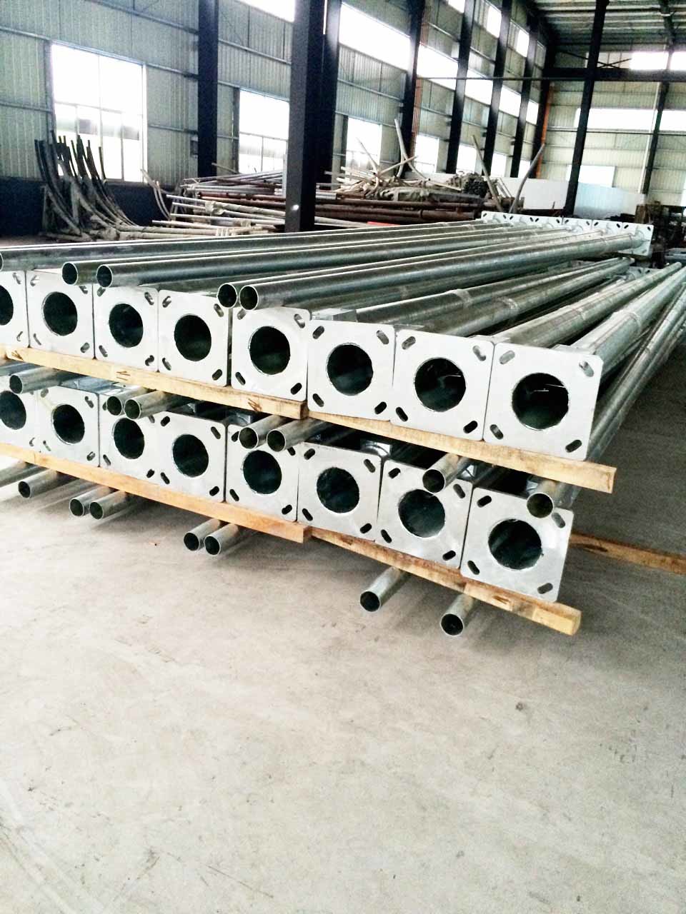 Round / Conical Shape Street Light Pole Q235B Single Arm Light Pole