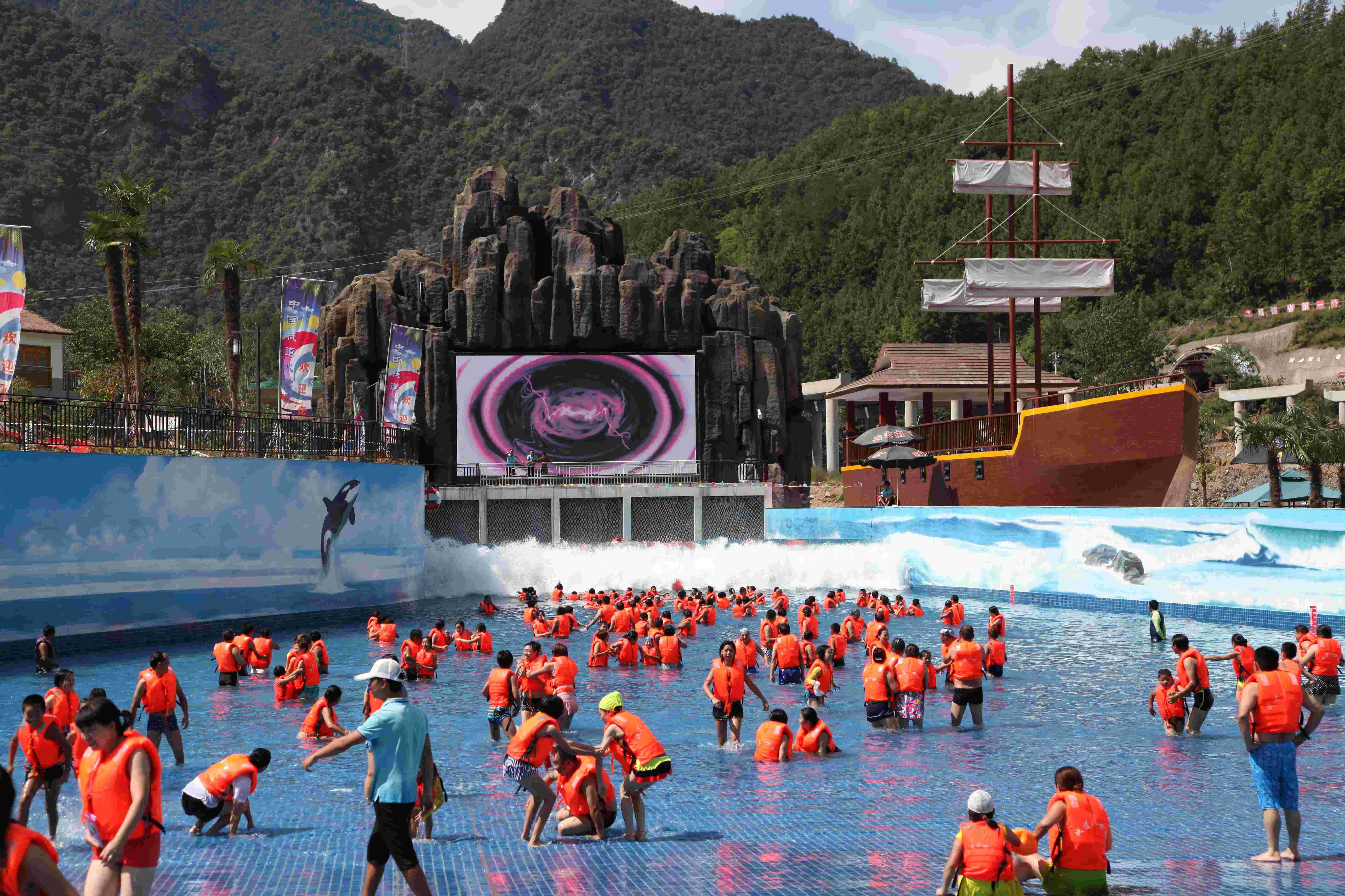 Attractive Water Park Wave Pool / Aqua Park Wave Pool Equipment