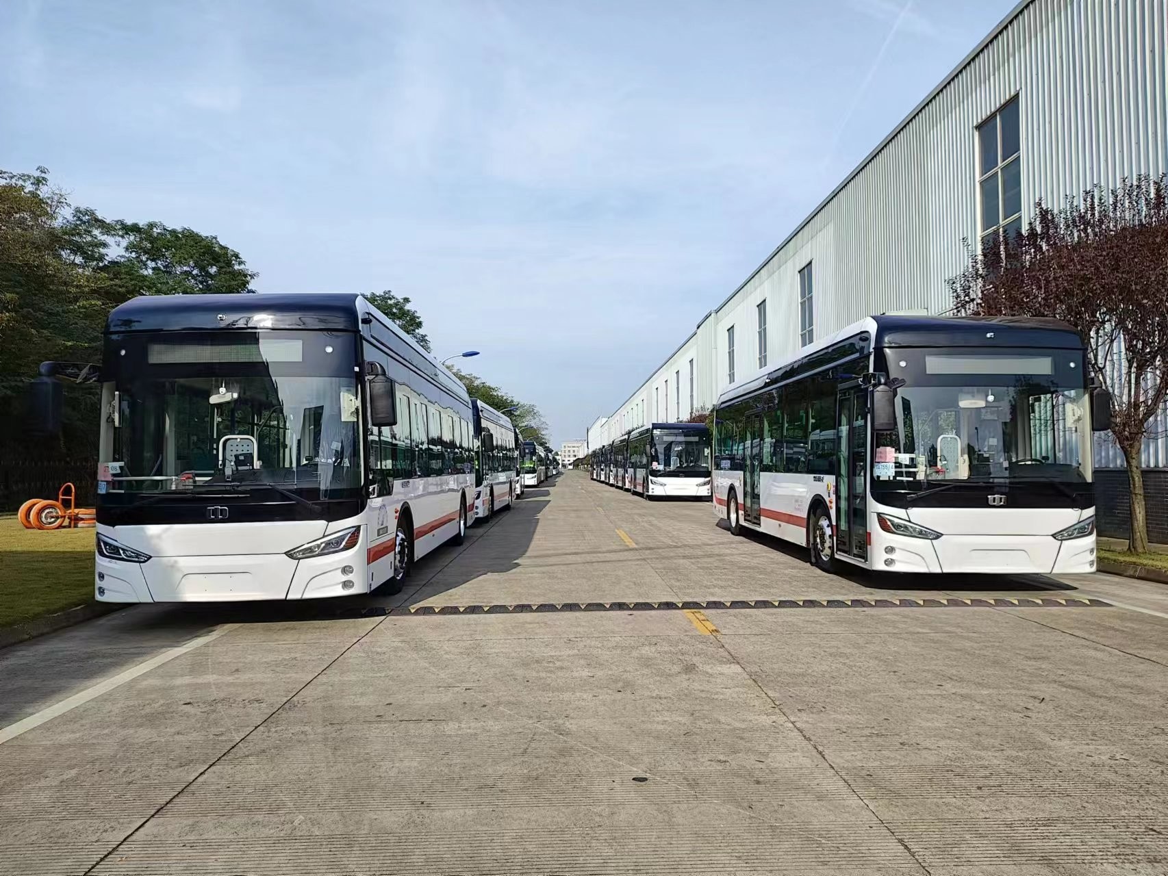Front And Rear Disc Pure Electric Bus With Lithium Ion Battery 255kwh Battery Power