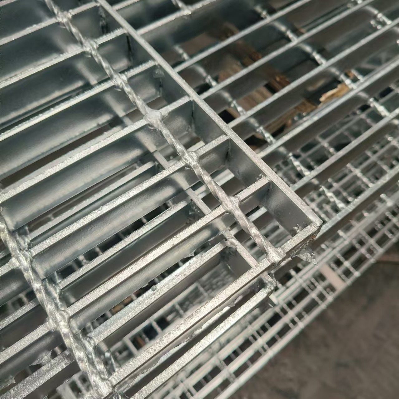 Strong Cold Resistance stainless steel grating Reasonable Frame Good Anti Slip For Cold Areas