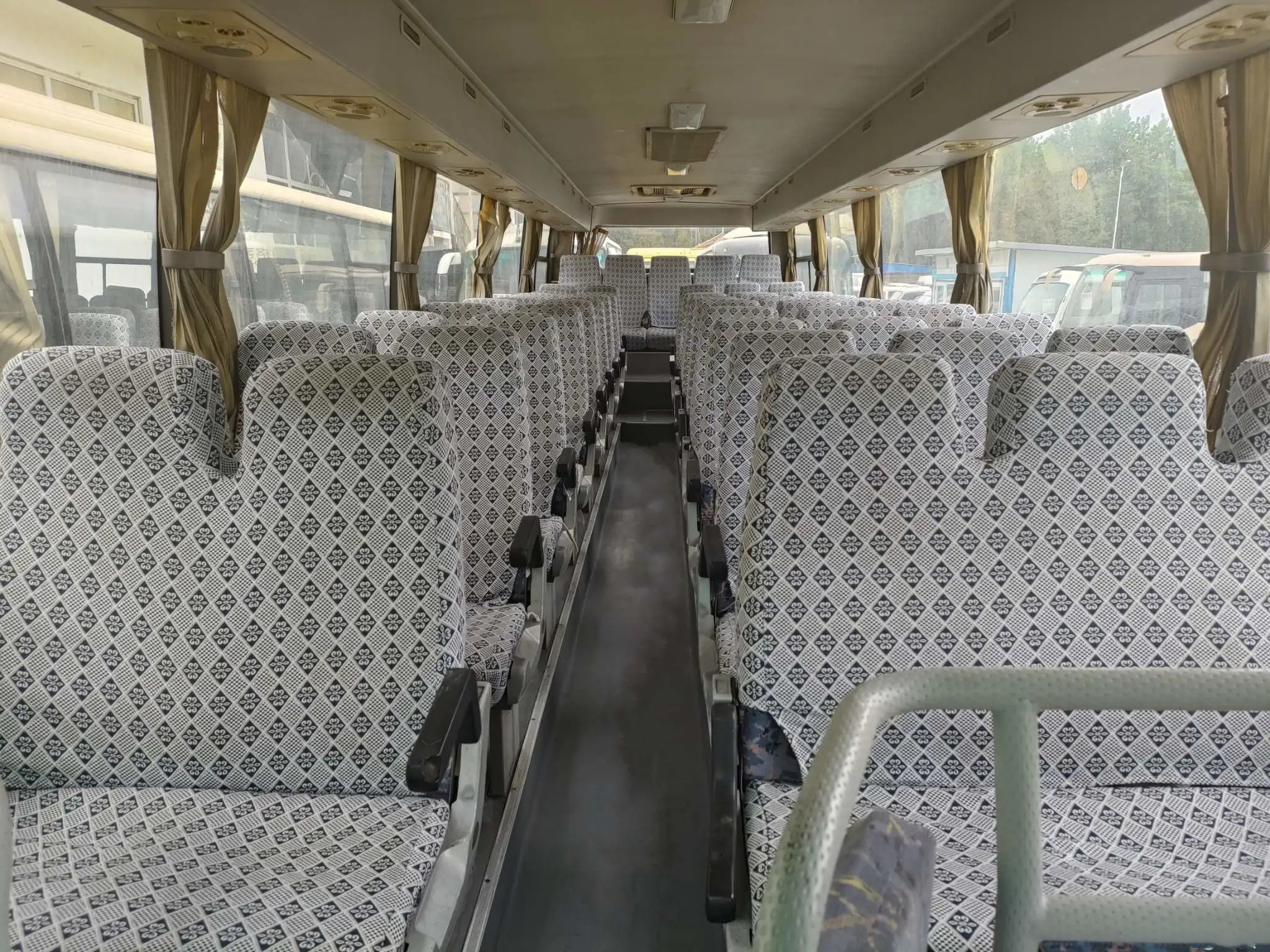 Used Mci Bus KLQ6116 Used Higer Sealing Window 55 Seats Single Door Yuchai Engine 10.5 Meters
