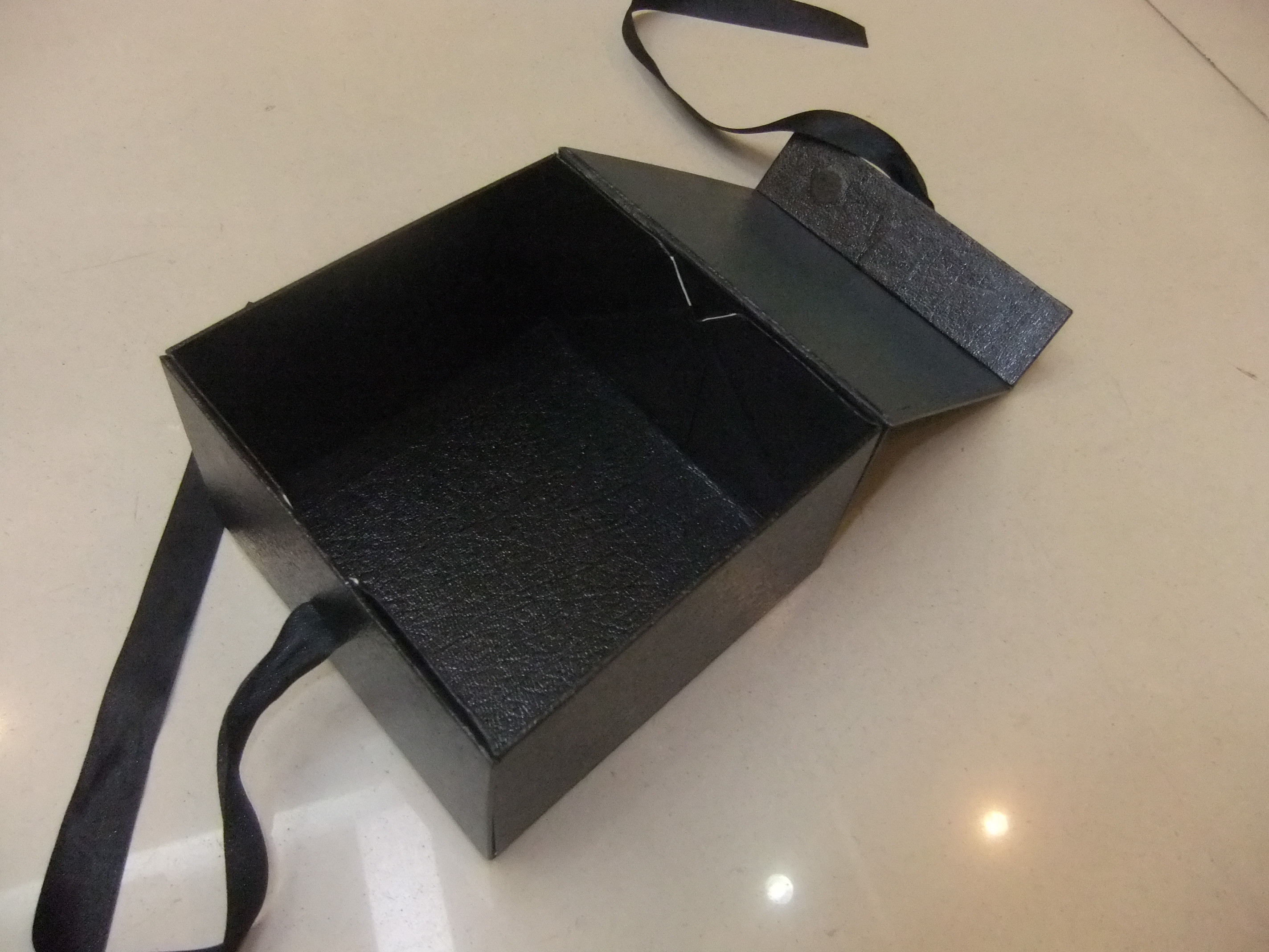 Luxury design customized folding gift packaging box with silk ribbon for jewelry with magnet closer