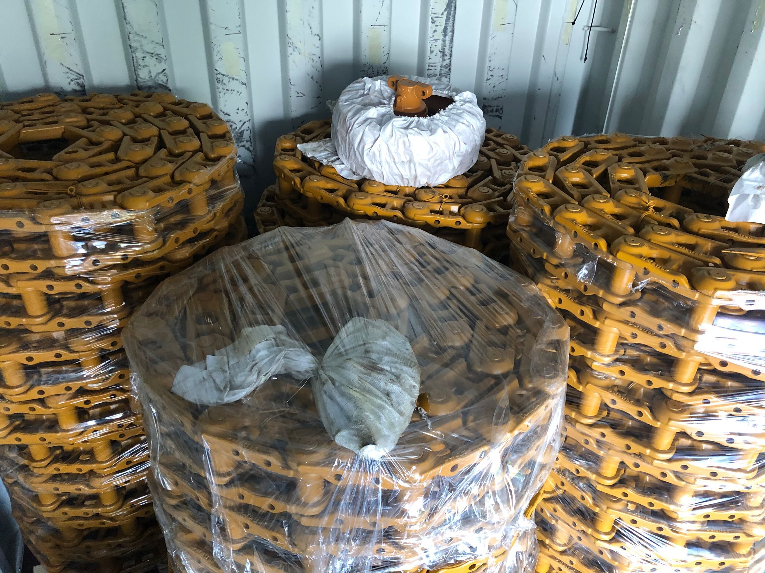 Yellow R220c-9 Excavator Parts Tracks Direct Importer Hydraulic And Dozer Component Undercarriage Track Shoe Assy