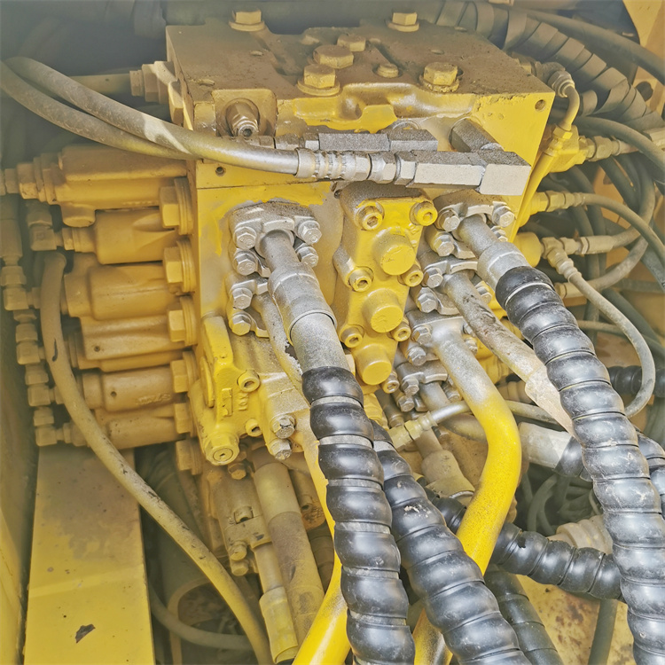 Shanghai Used Long Arm Excavator 24 Ton Komatsu PC240-8 Crawler Earth-moving Machinery