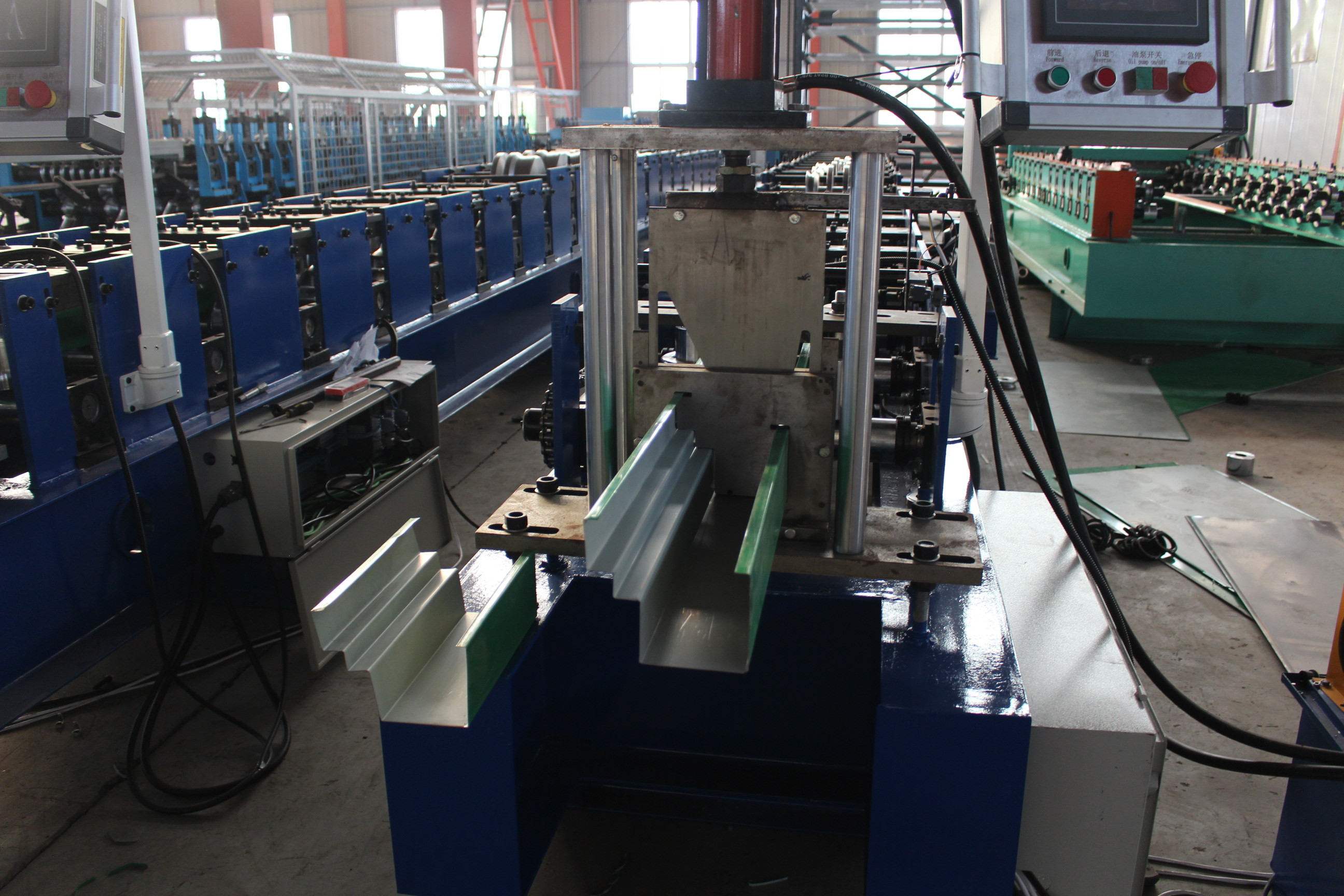 0.3-0.8mm Carbon Steel Chain Drive Down Pipe Forming Machine with Hydraulic Cutting