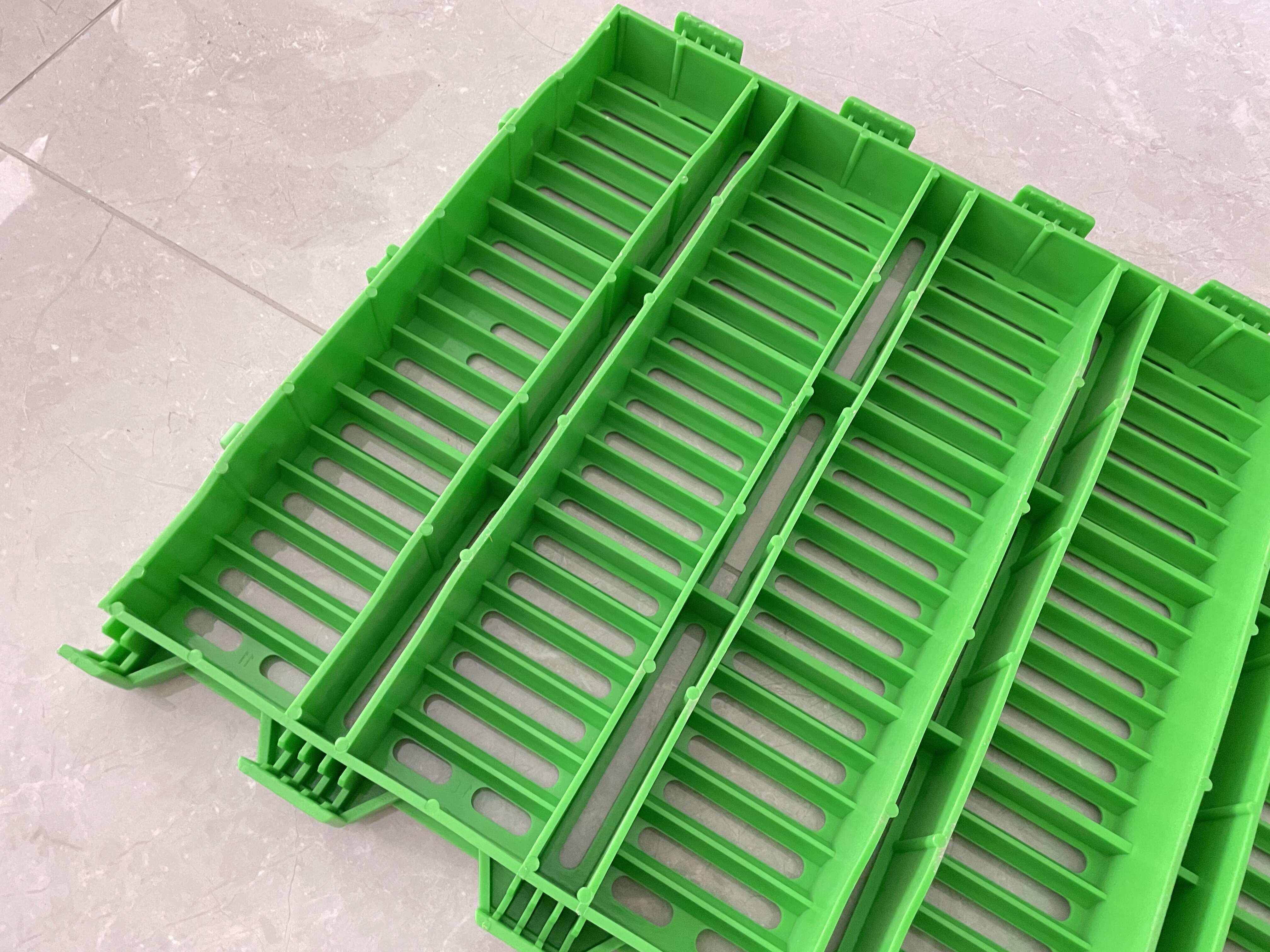 Red Pure PP Plastic Slatted Floor For Sheep Nursery Pigs