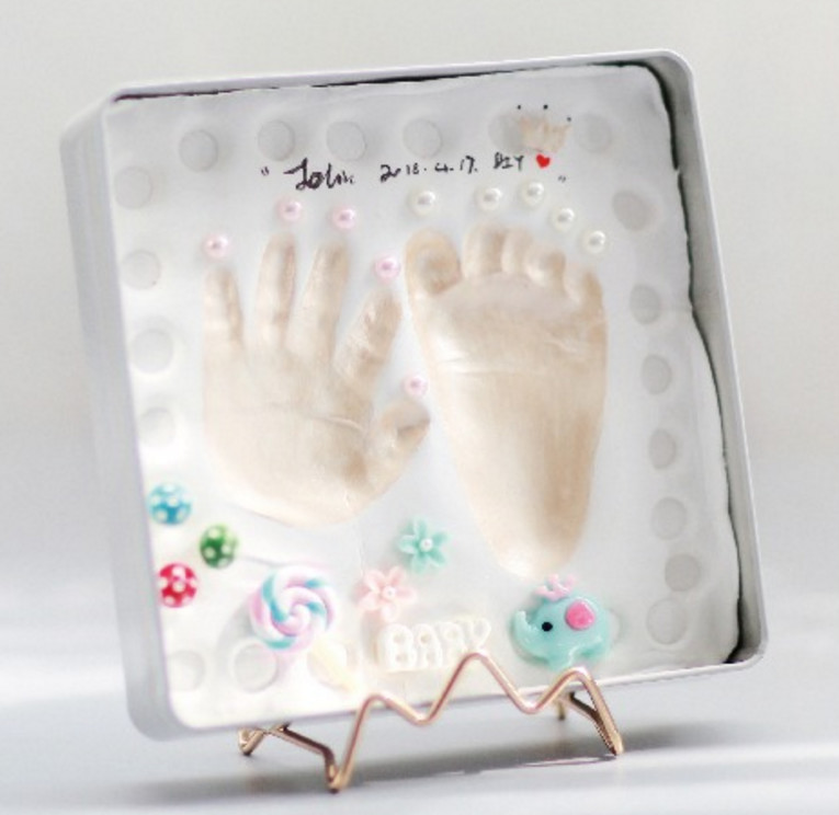 Modern Style Newborn Baby Keepsake Tin Kit For Kids Hand / Footprint Mental Stand