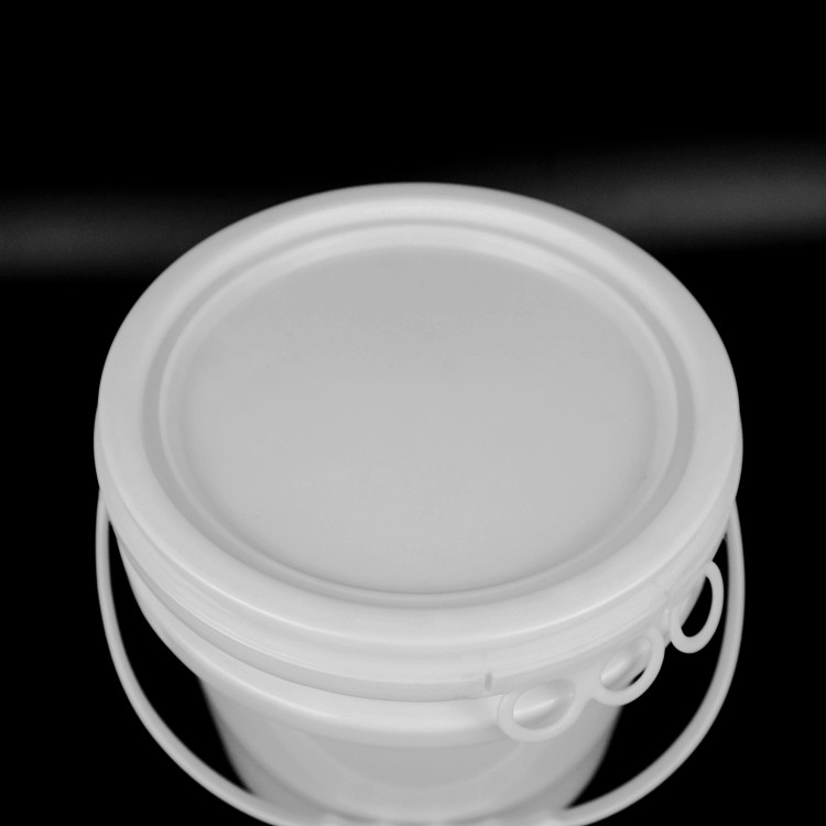 1 Gallon 19*17*17.2cm Round Plastic Bucket White With Plastic Handle