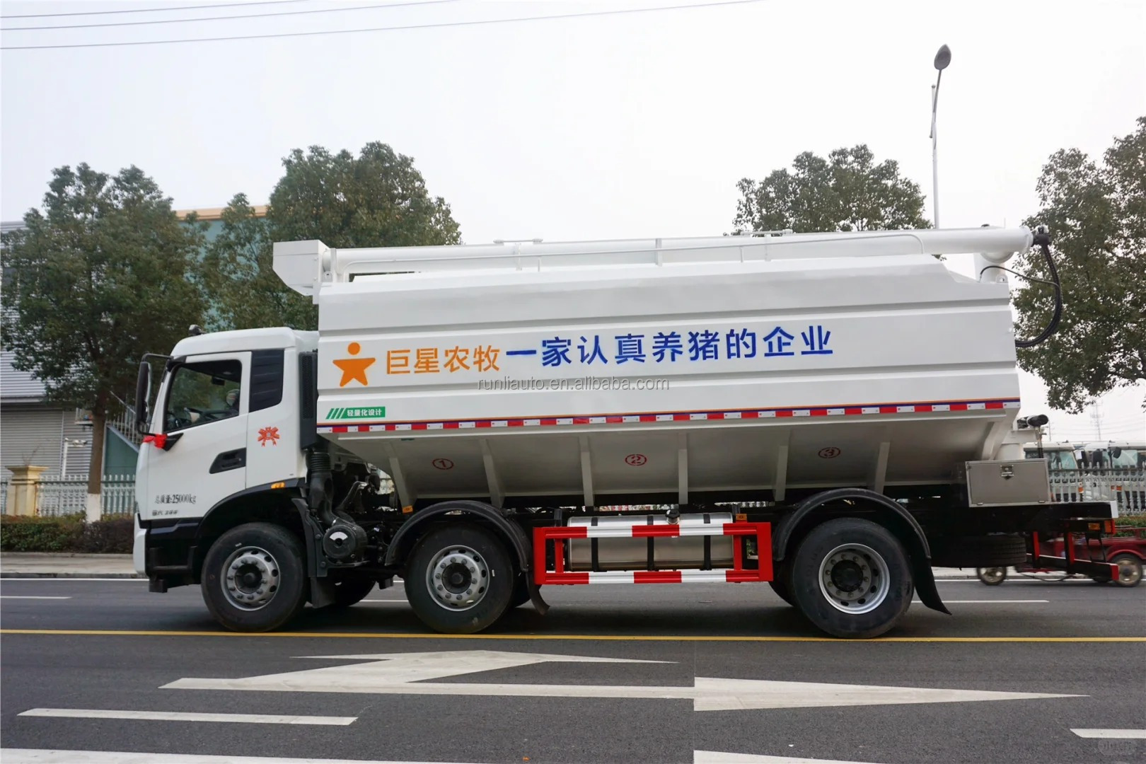 Factory Customized DFAC DongFeng 6X2 Large Capacity Heavy Duty Livestock Feed Poultry Bulk Feed Truck