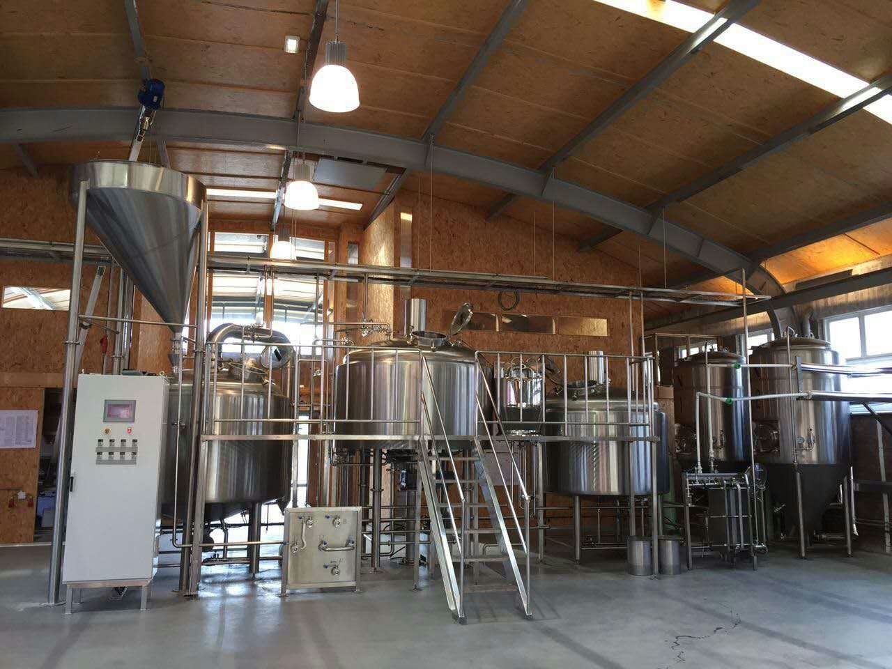 Automatic 2000L Turnkey Brewing System , All Grain Commercial Brewing Equipment