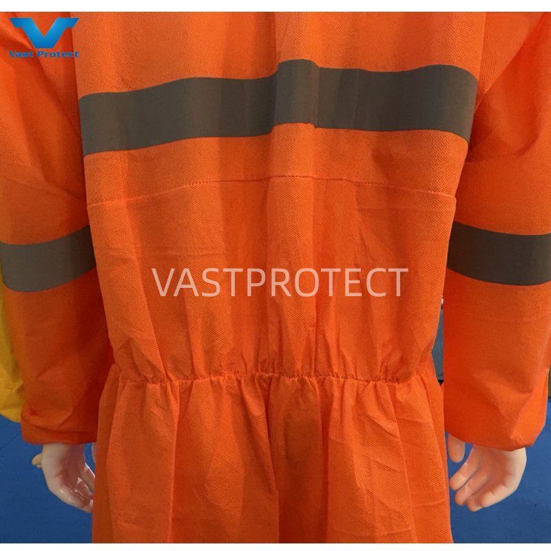 En14126 China Factory Nonwoven Dispossable Tyvek Coveralls with Reflective Tape